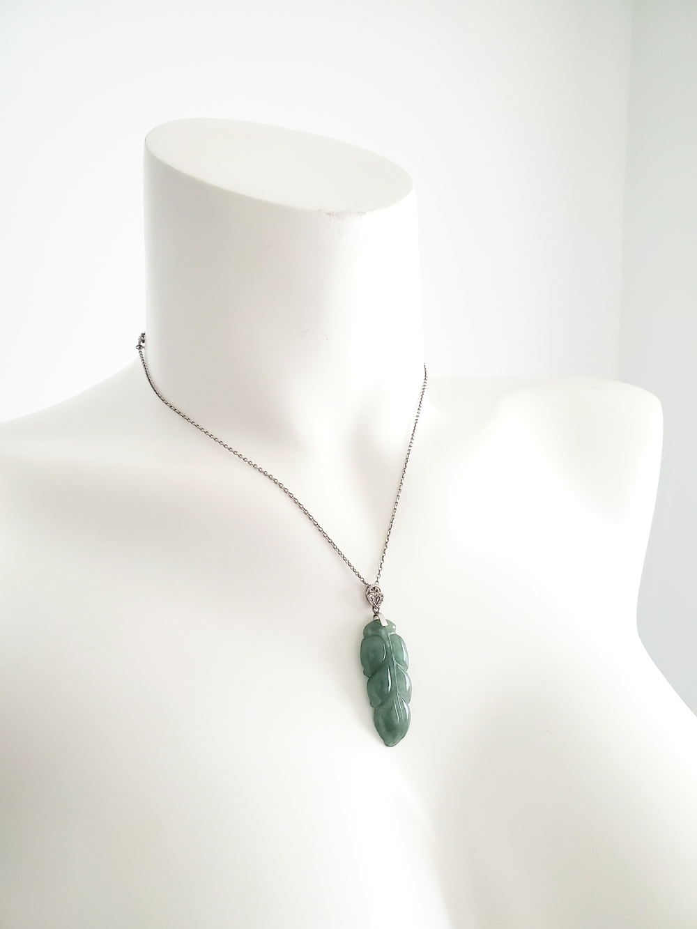 Vintage Sterling Silver Carved Translucent Green Jade Leaf Pendant Necklace